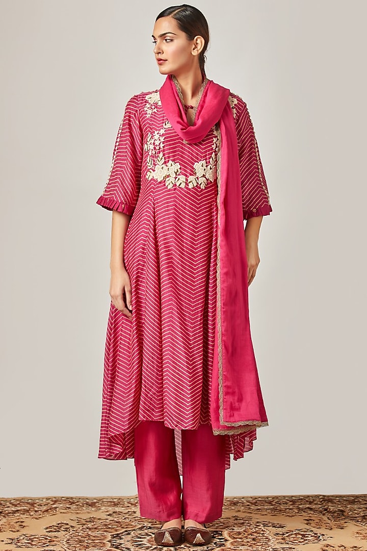 Fuchsia Printed & Embroidered Kurta Set by Myoho at Pernia's Pop Up Shop