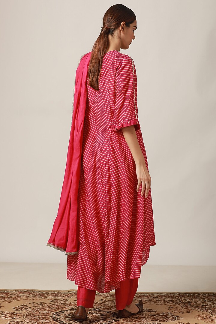 Fuchsia Printed & Embroidered Kurta Set by Myoho at Pernia's Pop Up Shop