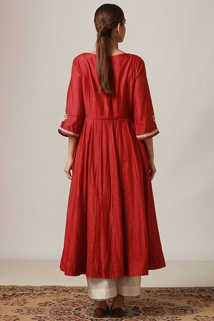 Burgundy & Off White Embroidered Kurta Set by Myoho at Pernia's Pop Up Shop