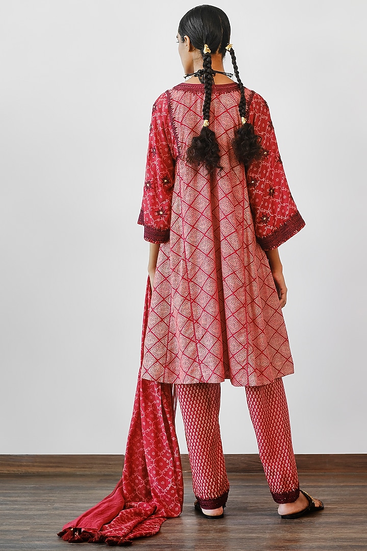 Terracotta Hand Embroidered Kurta Set by Myoho at Pernia's Pop Up Shop