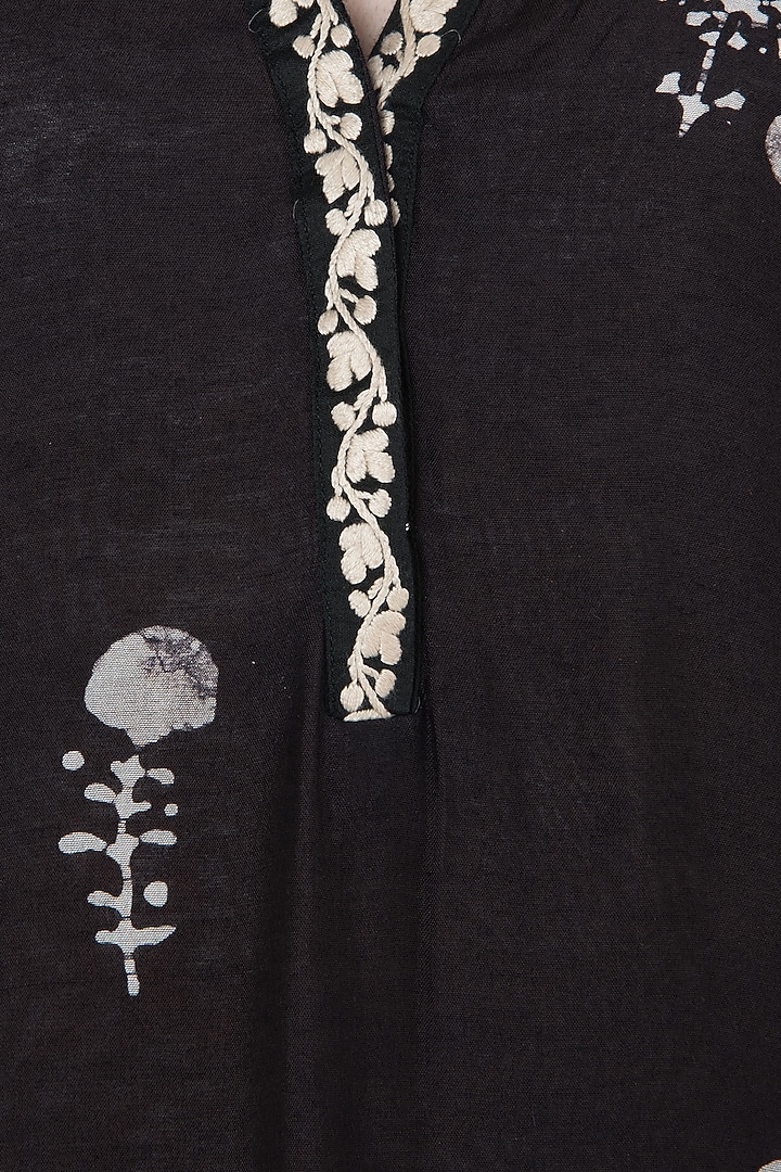 Black block printed and embroidered kurta with belt available only at Pernia's Pop Up Shop.