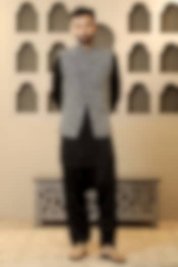 Black Silk Embroidered Bundi Jacket Set by NAMAN AHUJA at Pernia's Pop Up Shop