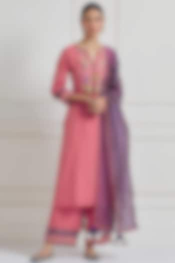 Pink Chanderi Applique Embroidered Kurta Set by Naina Arunima at Pernia's Pop Up Shop