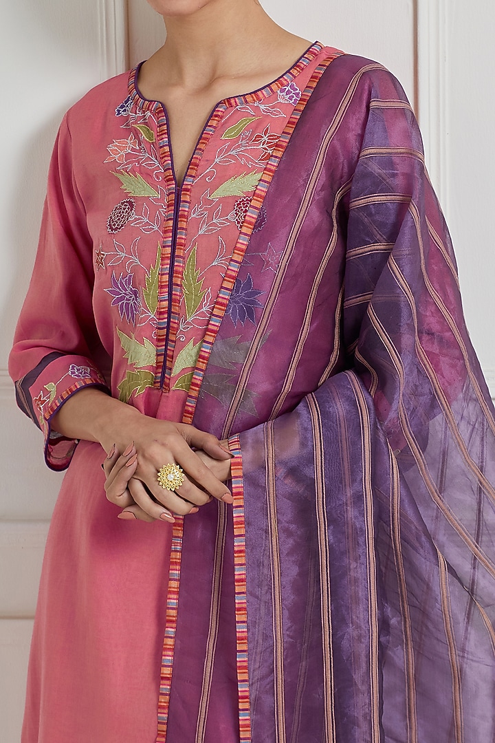Pink Chanderi Applique Embroidered Kurta Set by Naina Arunima at Pernia's Pop Up Shop