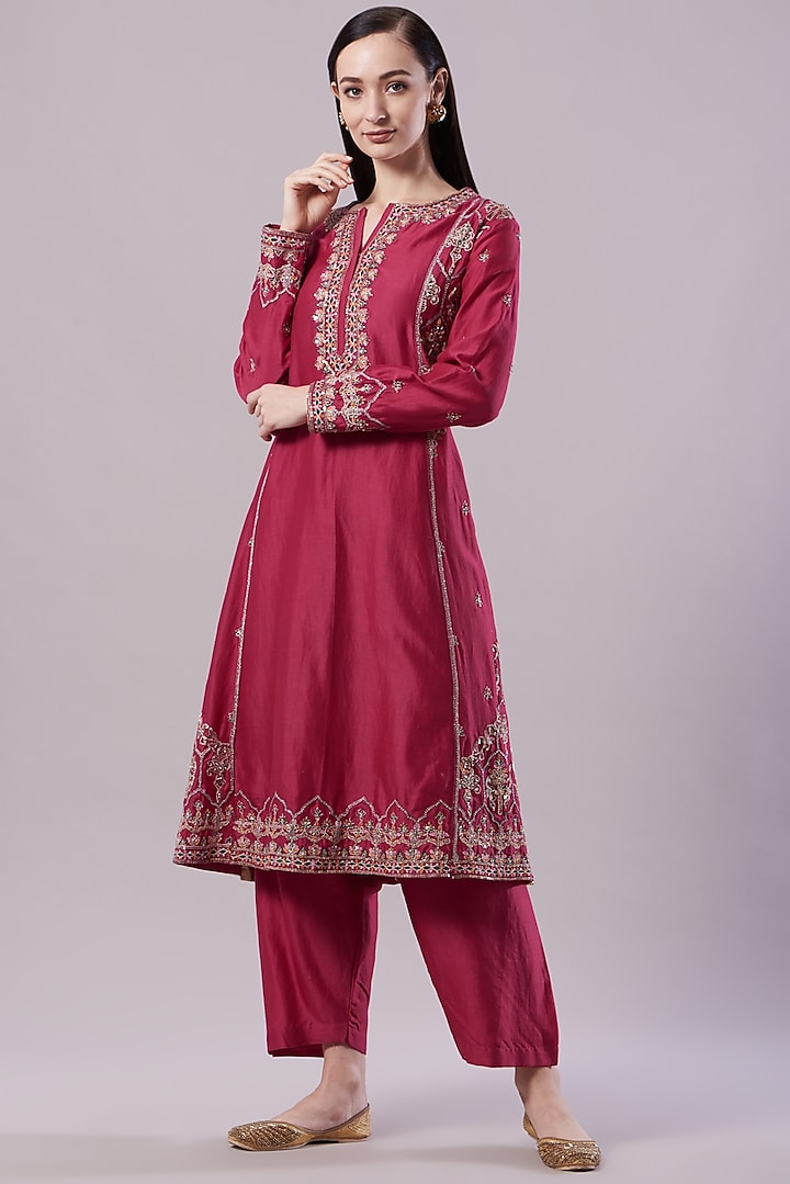 Magenta Embroidered Kurta Set by NAMEH BY AMREEN