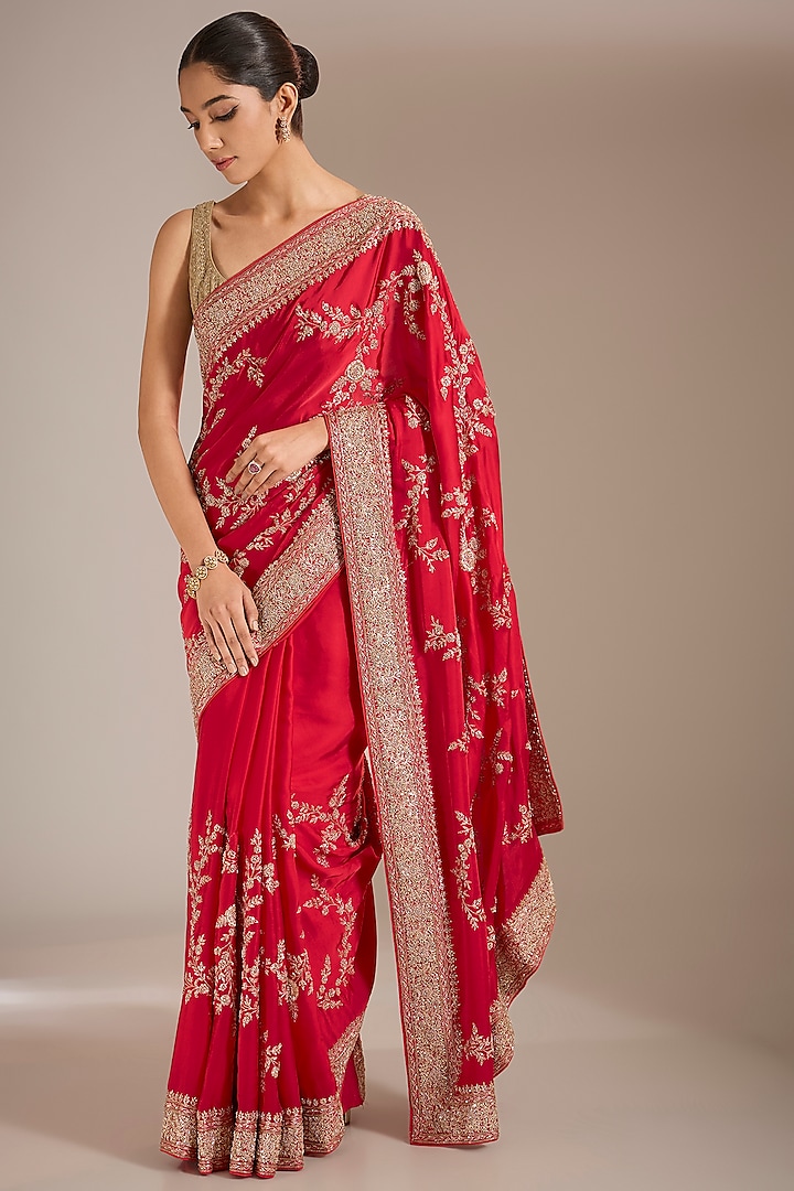 Red Crepe Satin Dabka & Cutdana Embroidered Saree Set by Narmadeshwari at Pernia's Pop Up Shop