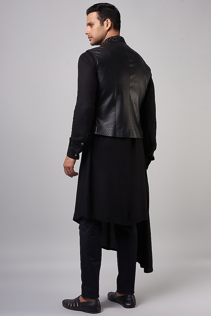 Black Chanderi Embroidered Nehru Jacket Set by Shantnu & Nikhil Men at Pernia's Pop Up Shop