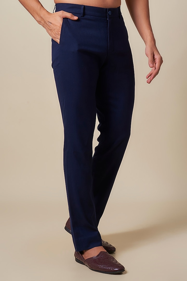 Blue Georgette Chikankari Embroidered Kurta by Shantnu & Nikhil Men at Pernia's Pop Up Shop