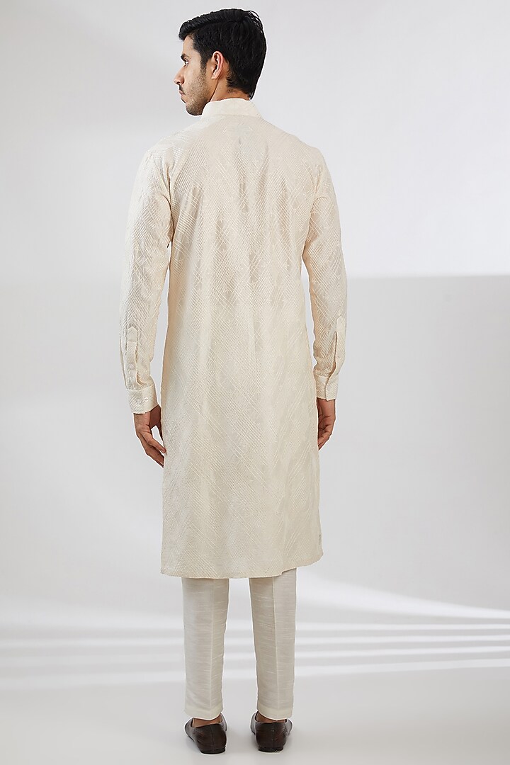 Off-White Chanderi Chikankari Embroidered Kurta by Shantnu & Nikhil Men at Pernia's Pop Up Shop