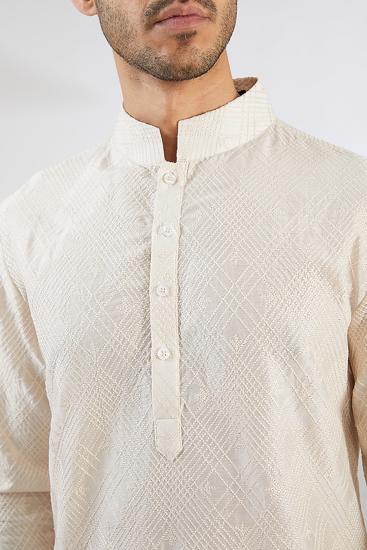 Off-White Chanderi Chikankari Embroidered Kurta by Shantnu & Nikhil Men at Pernia's Pop Up Shop