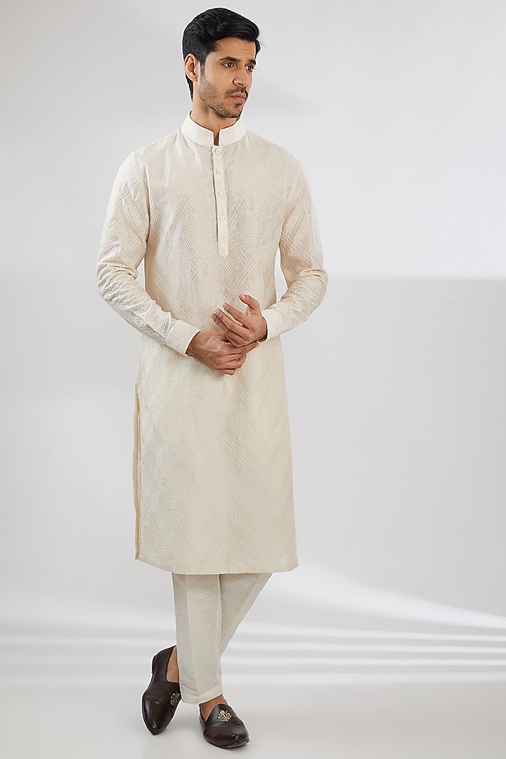 Off-White Chanderi Chikankari Embroidered Kurta by Shantnu & Nikhil Men at Pernia's Pop Up Shop