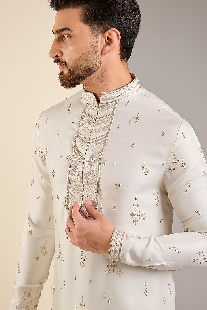 White Sand Georgette Embroidered Kurta Set by Shantnu & Nikhil Men at Pernia's Pop Up Shop