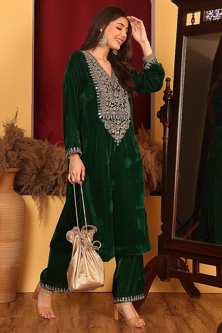 Green Velvet Dabka & Mirror Embroidered Kurta Set by Nazar By Indu