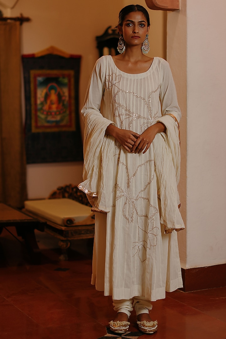 Off-White Cotton Embroidered Kalidar Kurta Set by Nazar By Indu at Pernia's Pop Up Shop