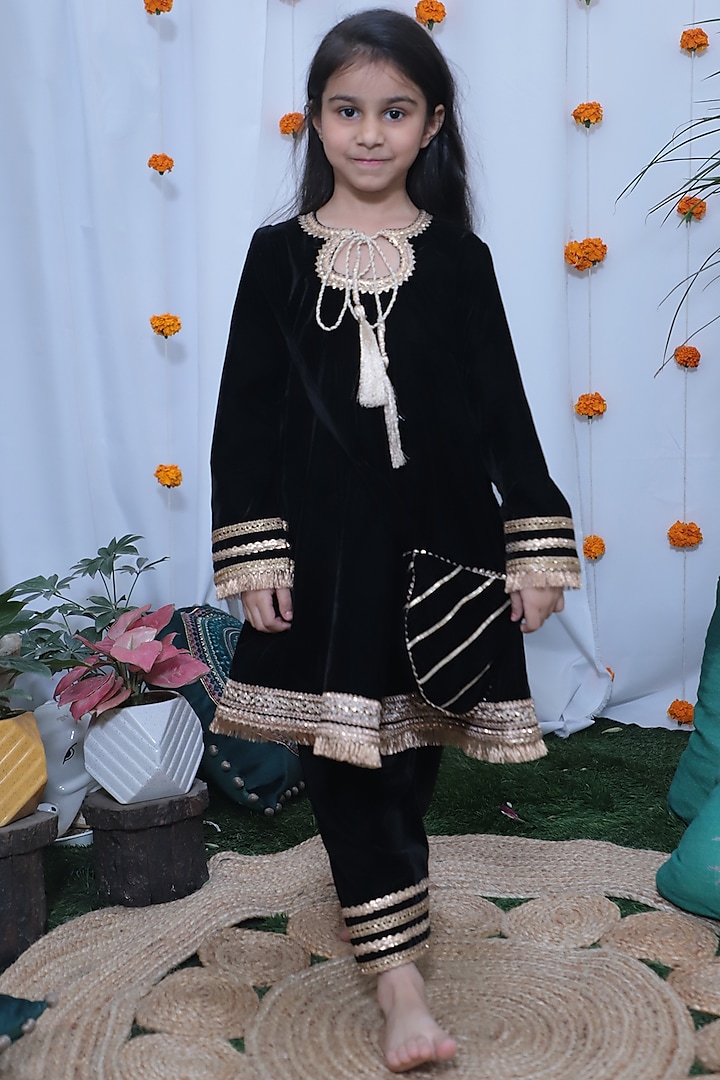 Black Embroidered Kurta Set For Girls by Baby Nazar