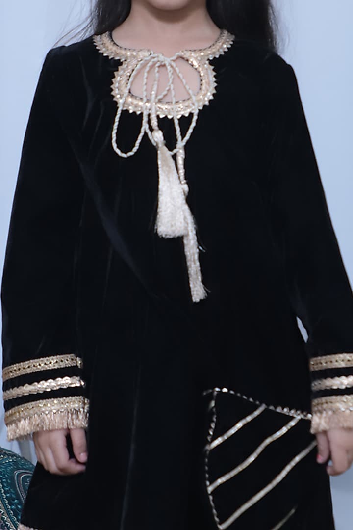 Black Embroidered Kurta Set For Girls by Baby Nazar at Pernia's Pop Up Shop