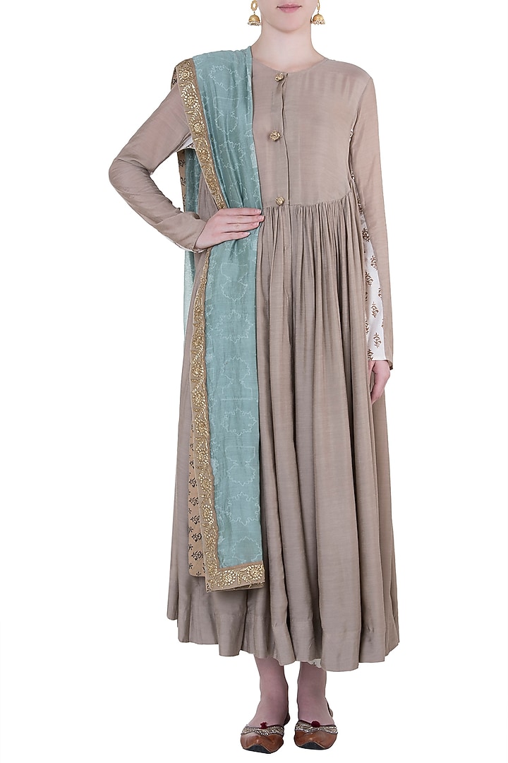 Mushroom grey embroidered kurta set by Natasha J at Pernia's Pop Up Shop