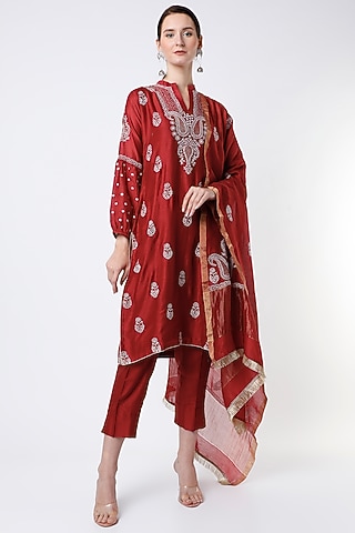 Cayenne Red Embroidered Straight Kurta Set by Vritti by Shweta Agarwal