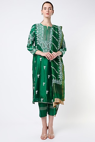 Emerald Green Embroidered Straight Kurta Set by Vritti by Shweta Agarwal