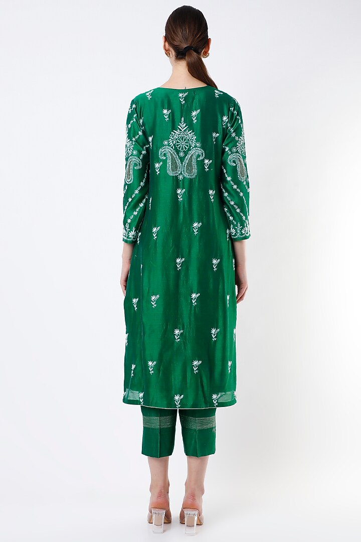 Emerald Green Embroidered Straight Kurta Set by Vritti by Shweta Agarwal at Pernia's Pop Up Shop