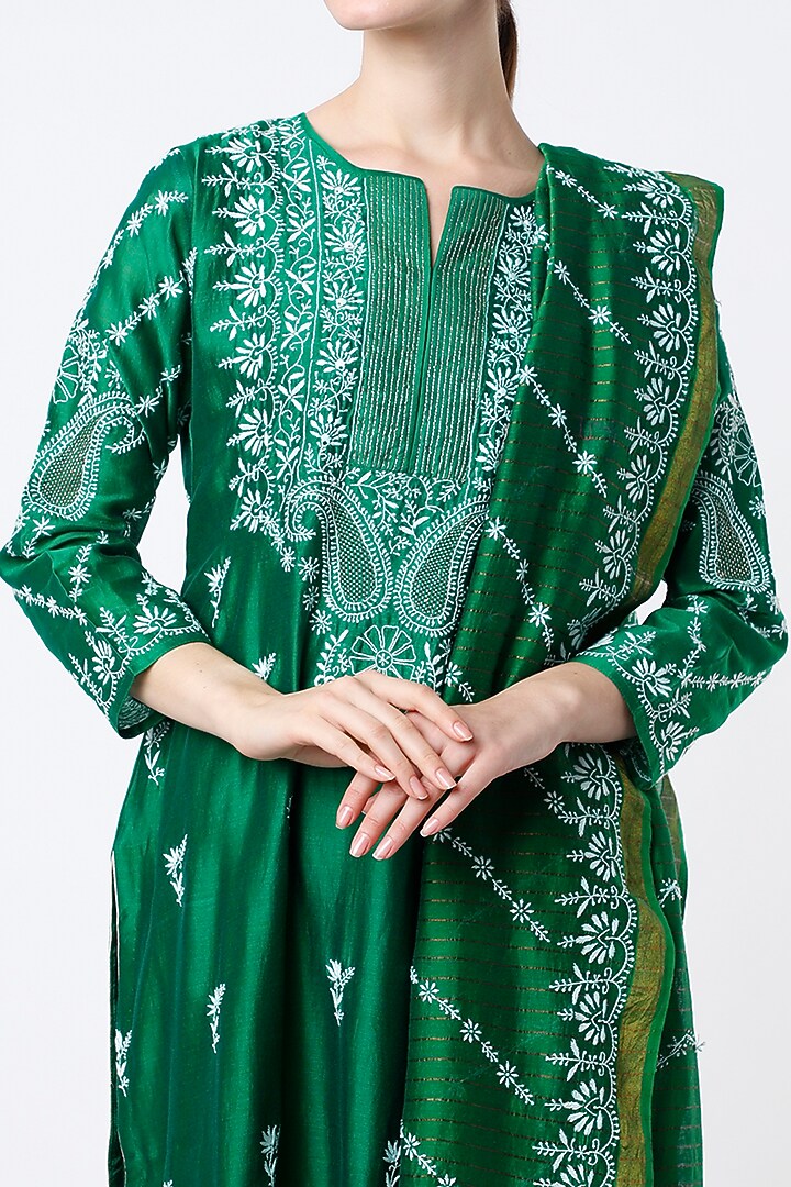 Emerald Green Embroidered Straight Kurta Set by Vritti by Shweta Agarwal at Pernia's Pop Up Shop