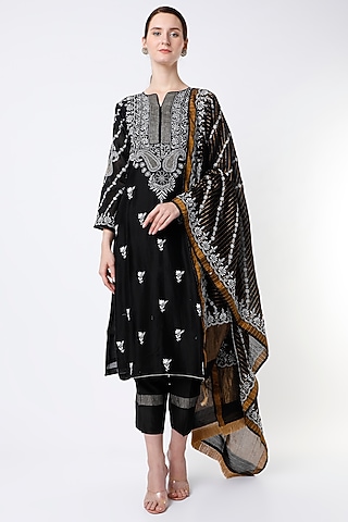 Black Embroidered Straight Kurta Set by Vritti by Shweta Agarwal