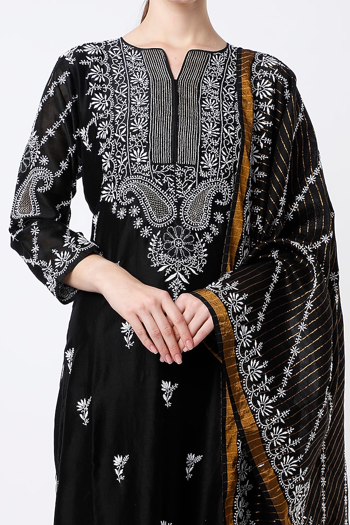 Black Embroidered Straight Kurta Set by Vritti by Shweta Agarwal at Pernia's Pop Up Shop