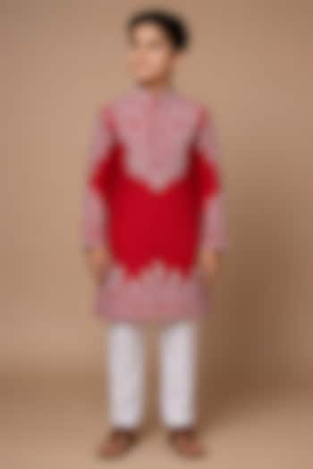 Red Linen Silk Thread Embroidered Kurta Set For Boys by Nero by Shaifali & Satya Kids at Pernia's Pop Up Shop