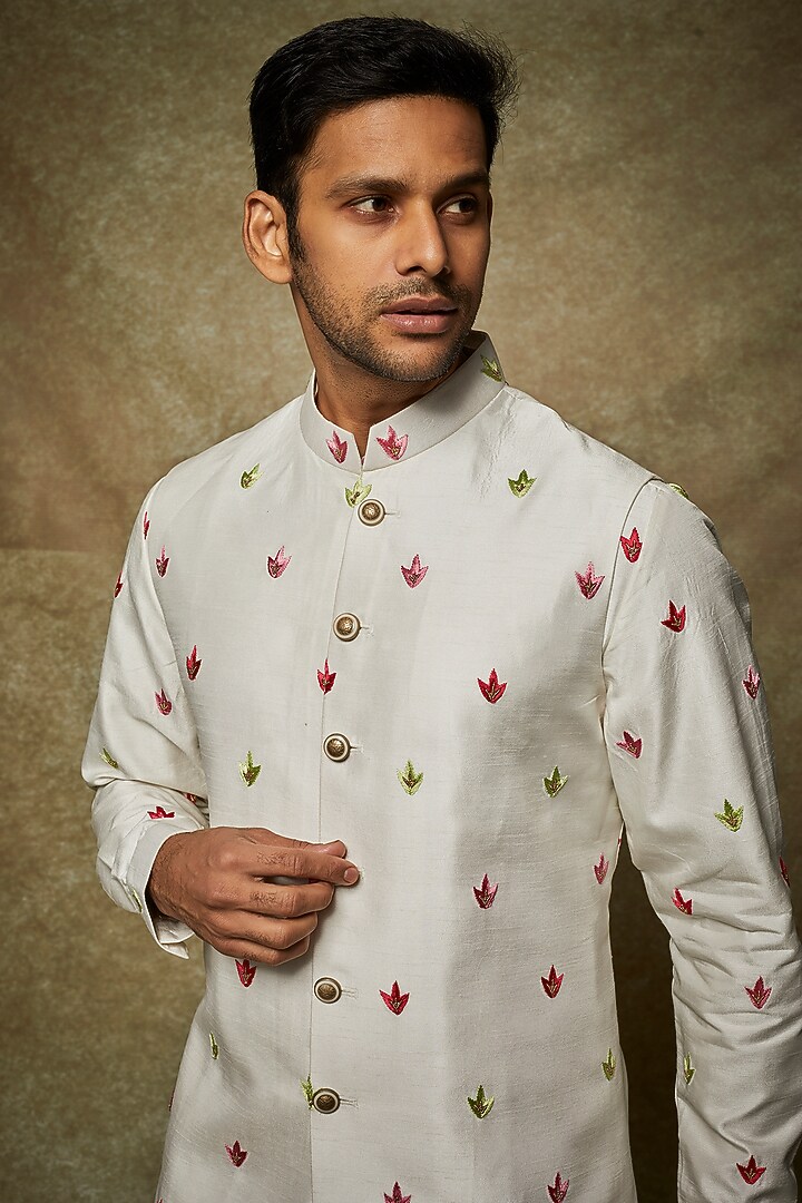 White Dupion Silk Machine Embroidered Bundi Jacket Set by Nero by Shaifali & Satya at Pernia's Pop Up Shop