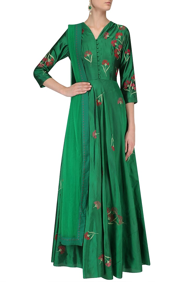 Green traced carntions crushed kalidaar set available only at Pernia's Pop Up Shop.