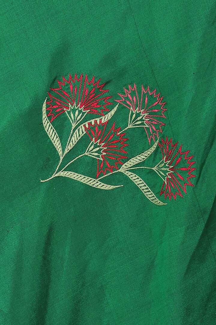 Green traced carntions crushed kalidaar set available only at Pernia's Pop Up Shop.