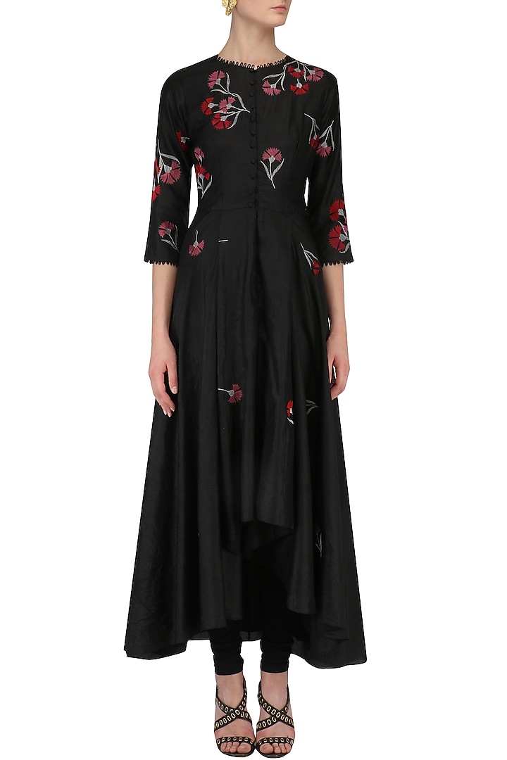 Black traced carnations aysmmetric high low kurta available only at Pernia's Pop Up Shop.