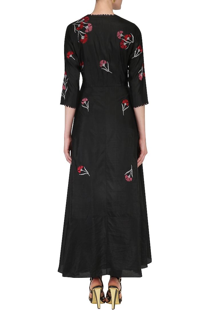 Black traced carnations aysmmetric high low kurta available only at Pernia's Pop Up Shop.