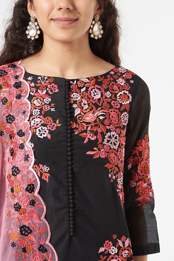 Black Embroidered Kurta Set by POULI at Pernia's Pop Up Shop
