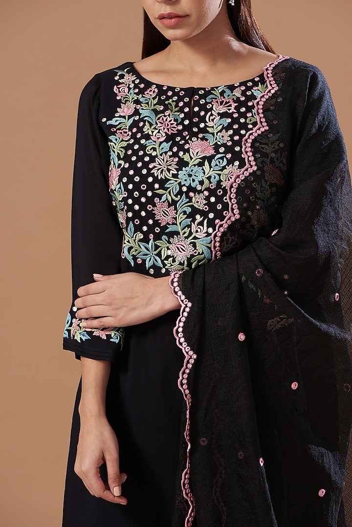 Black Embroidered Kurta Set by POULI at Pernia's Pop Up Shop