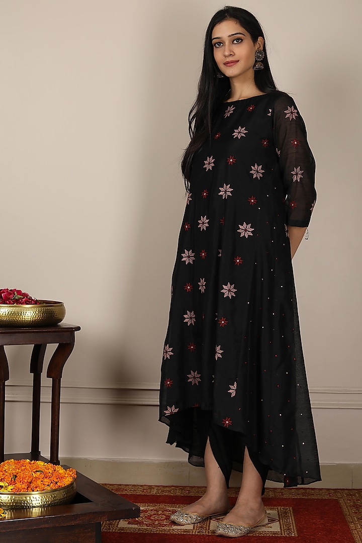 Black Embroidered Kalidar Kurta Set by Pouli Pret