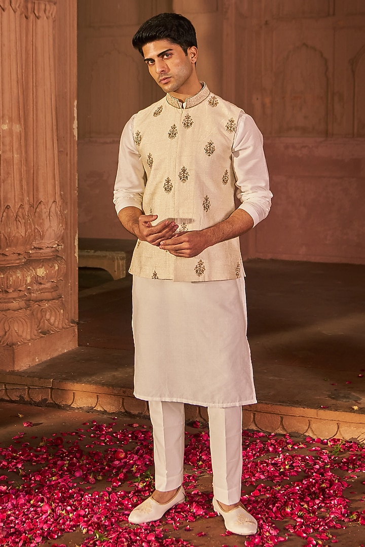 White Chanderi & Silk Hand Embroidered Bundi Jacket Set by Nidhika Shekhar Men