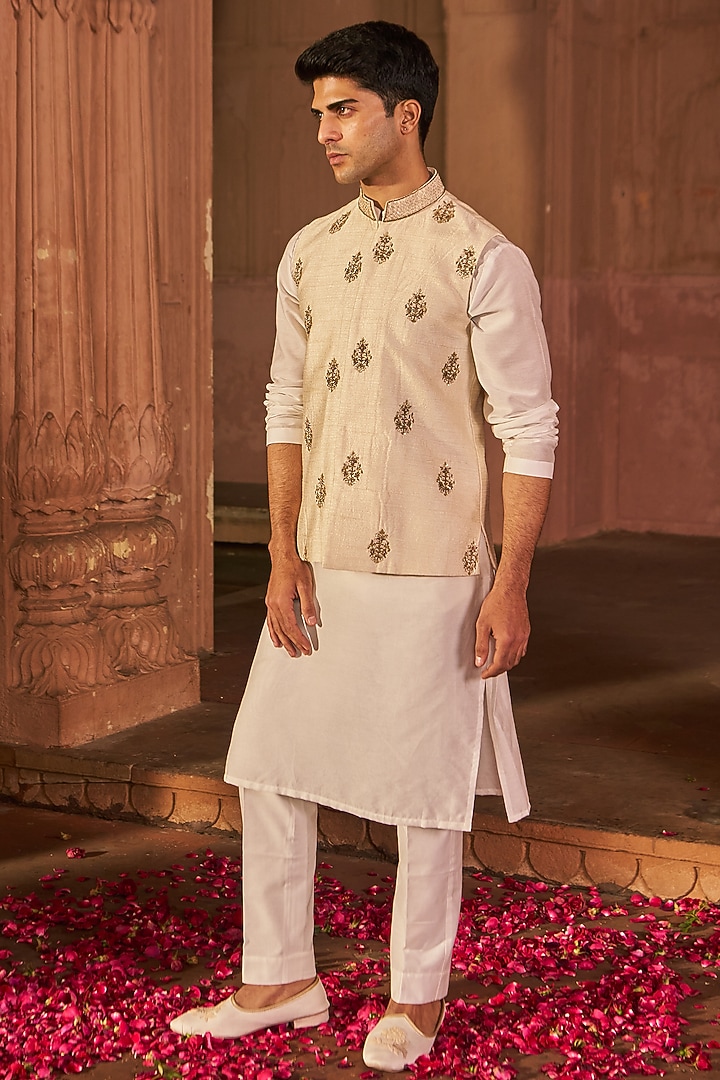 White Chanderi & Silk Hand Embroidered Bundi Jacket Set by Nidhika Shekhar Men at Pernia's Pop Up Shop