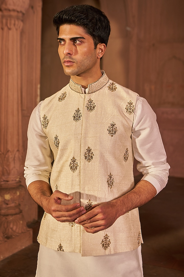 White Chanderi & Silk Hand Embroidered Bundi Jacket Set by Nidhika Shekhar Men at Pernia's Pop Up Shop