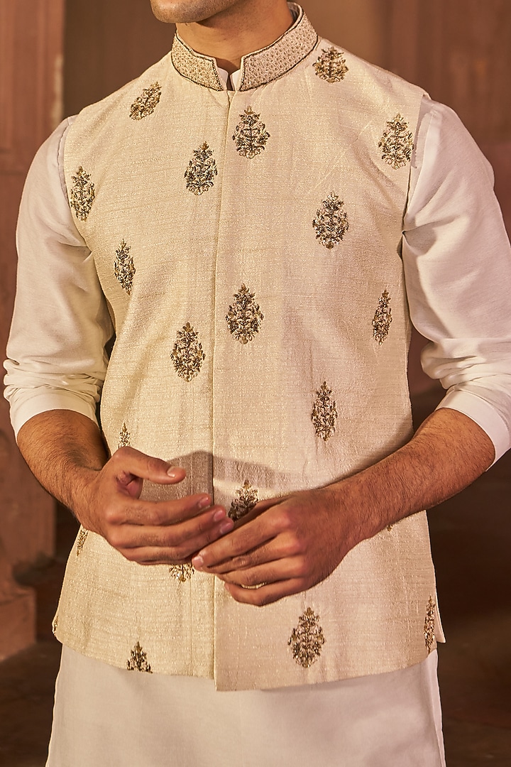 White Chanderi & Silk Hand Embroidered Bundi Jacket Set by Nidhika Shekhar Men at Pernia's Pop Up Shop