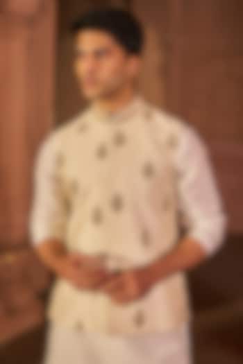 White Chanderi & Silk Hand Embroidered Bundi Jacket by Nidhika Shekhar Men