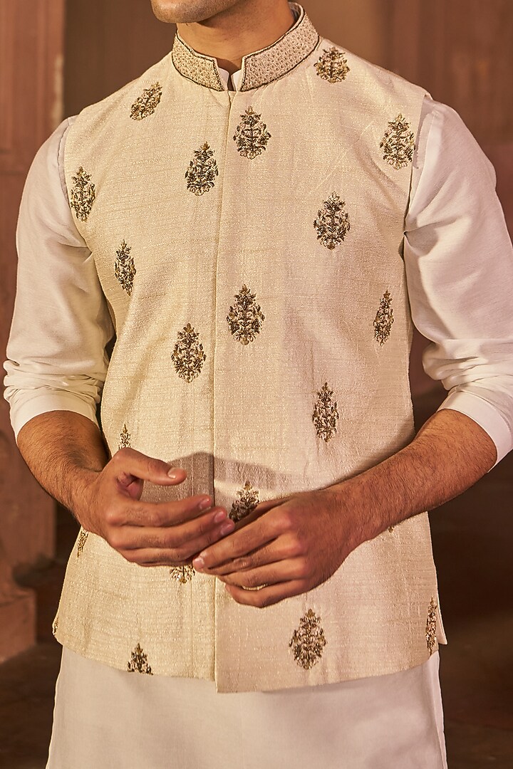 White Chanderi & Silk Hand Embroidered Bundi Jacket by Nidhika Shekhar Men at Pernia's Pop Up Shop