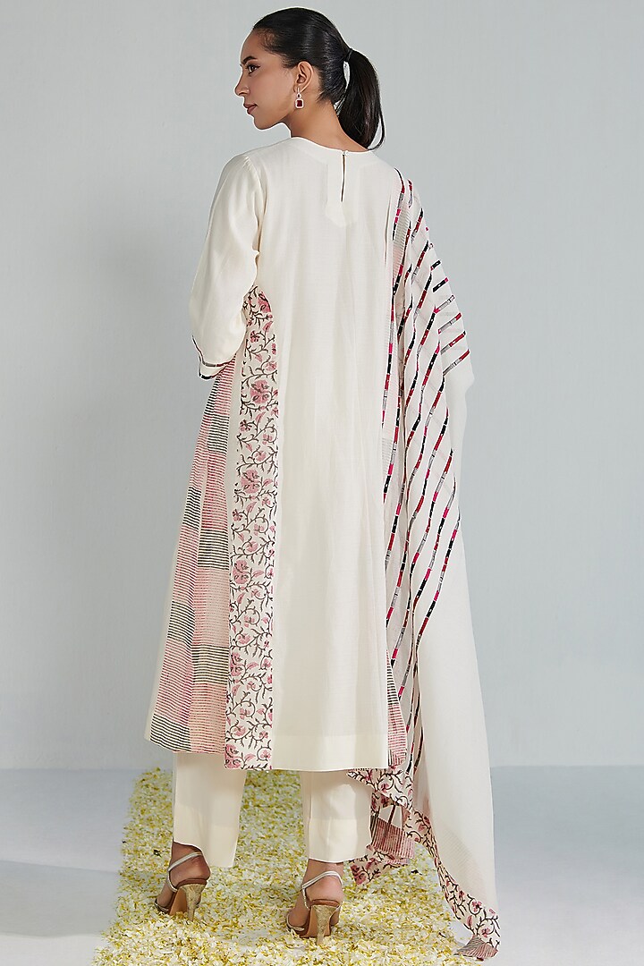 Off-White Chanderi Embroidered & Printed Kurta Set by Neelu Sethi at Pernia's Pop Up Shop