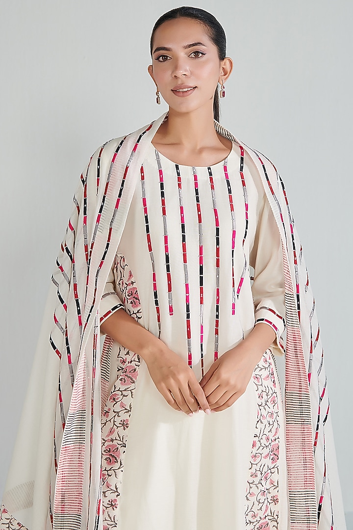 Off-White Chanderi Embroidered & Printed Kurta Set by Neelu Sethi at Pernia's Pop Up Shop