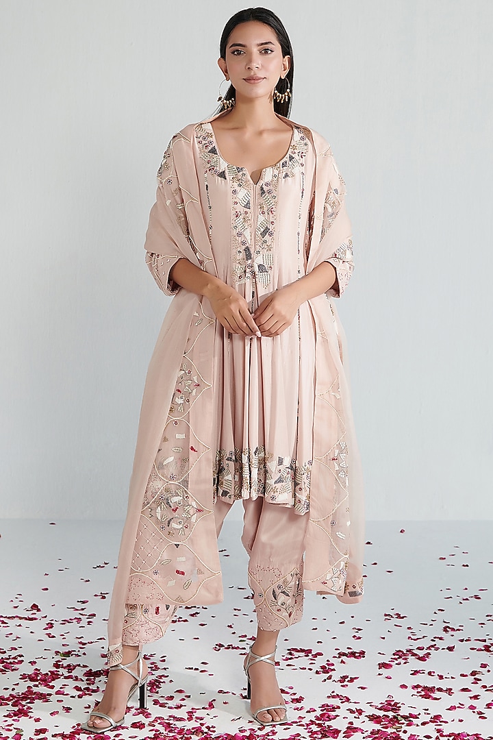 Powder Pink Habutai Silk Hand Embroidered Kurta Set by Neelu Sethi at Pernia's Pop Up Shop