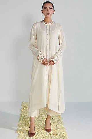 Off-White Mulmul Embroidered Kurta Set by Neelu Sethi