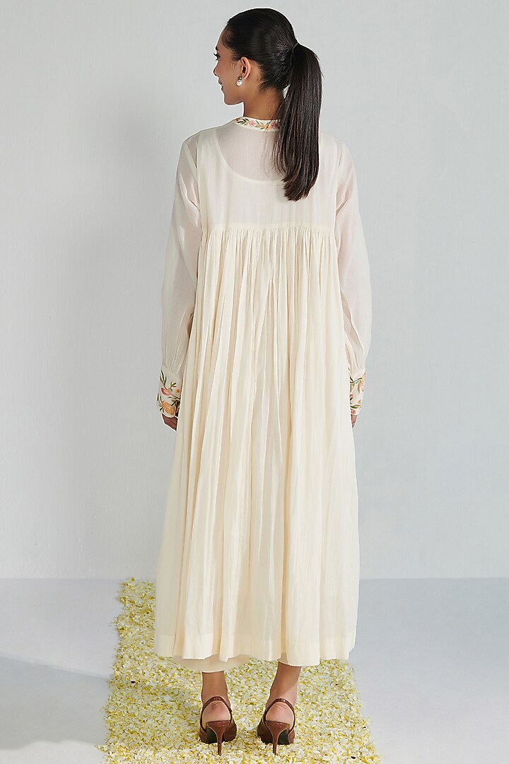 Off-White Mulmul Embroidered Kurta Set by Neelu Sethi at Pernia's Pop Up Shop