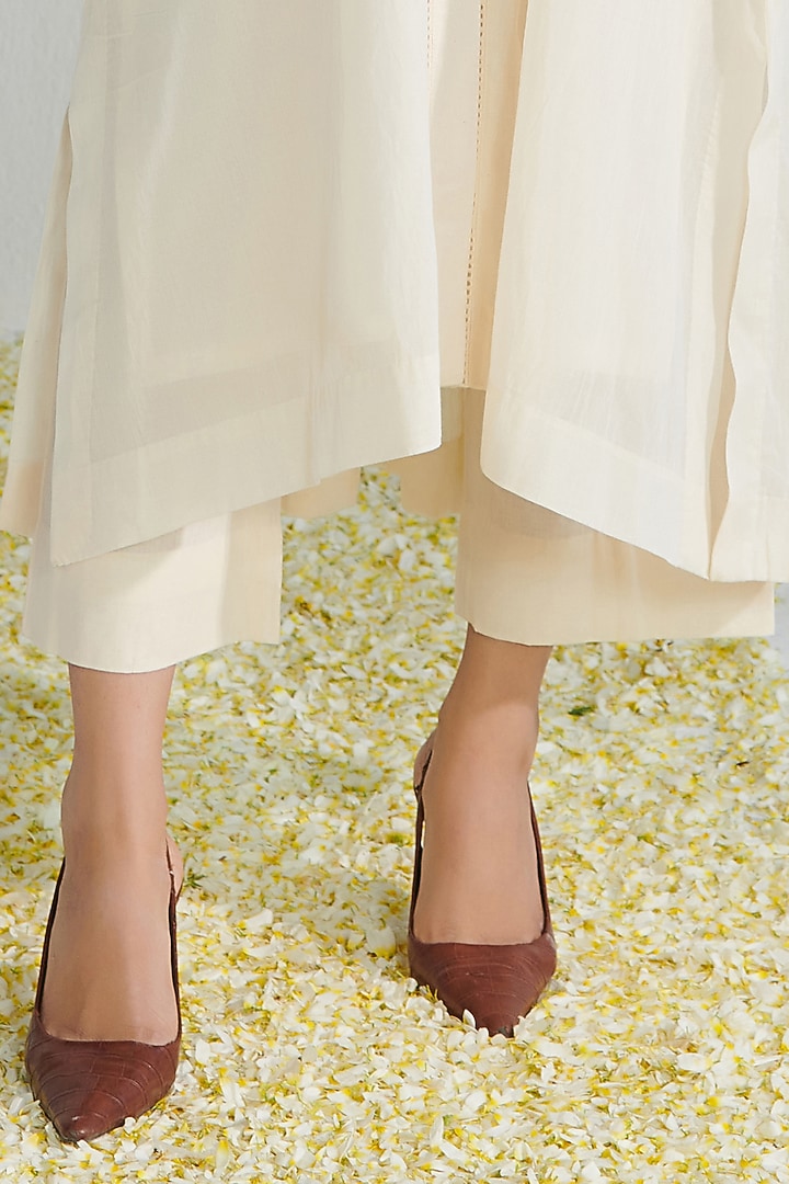 Off-White Mulmul Embroidered Kurta Set by Neelu Sethi at Pernia's Pop Up Shop