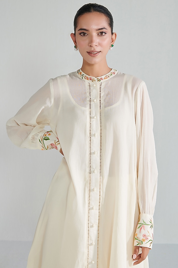 Off-White Mulmul Embroidered Kurta Set by Neelu Sethi at Pernia's Pop Up Shop
