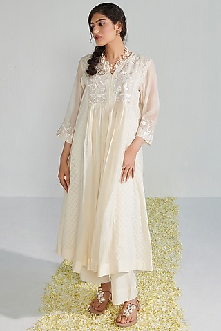 Off-White Chanderi Embroidered Kurta Set by Neelu Sethi